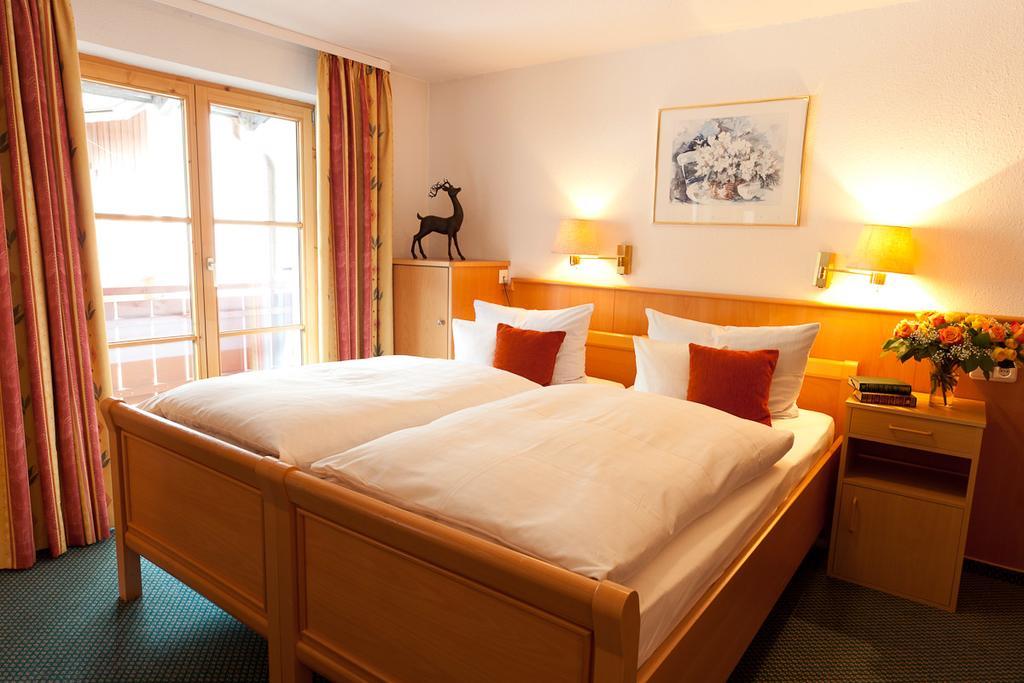 Familien- Und Wellnesshotel "Viktoria" Oberstdorf Extérieur photo