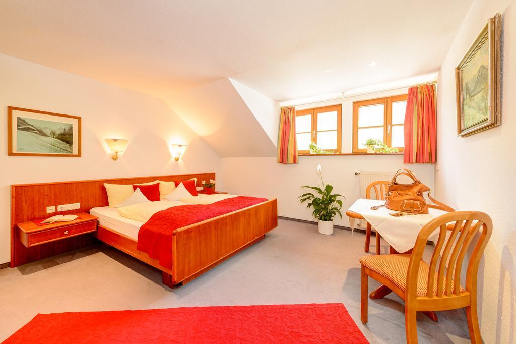 Familien- Und Wellnesshotel "Viktoria" Oberstdorf Extérieur photo